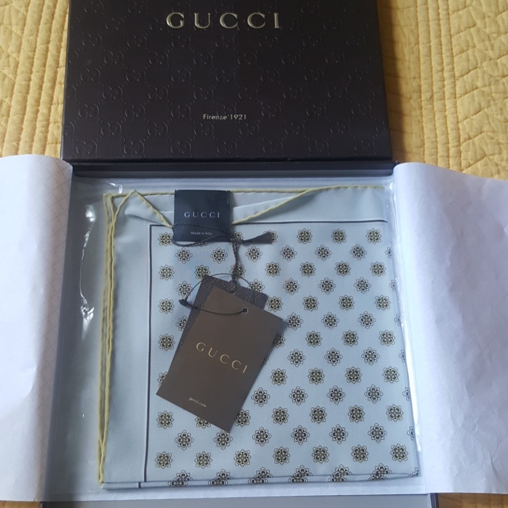 GUCCI STAR POCKET SQUARE (2015 COLECTION)